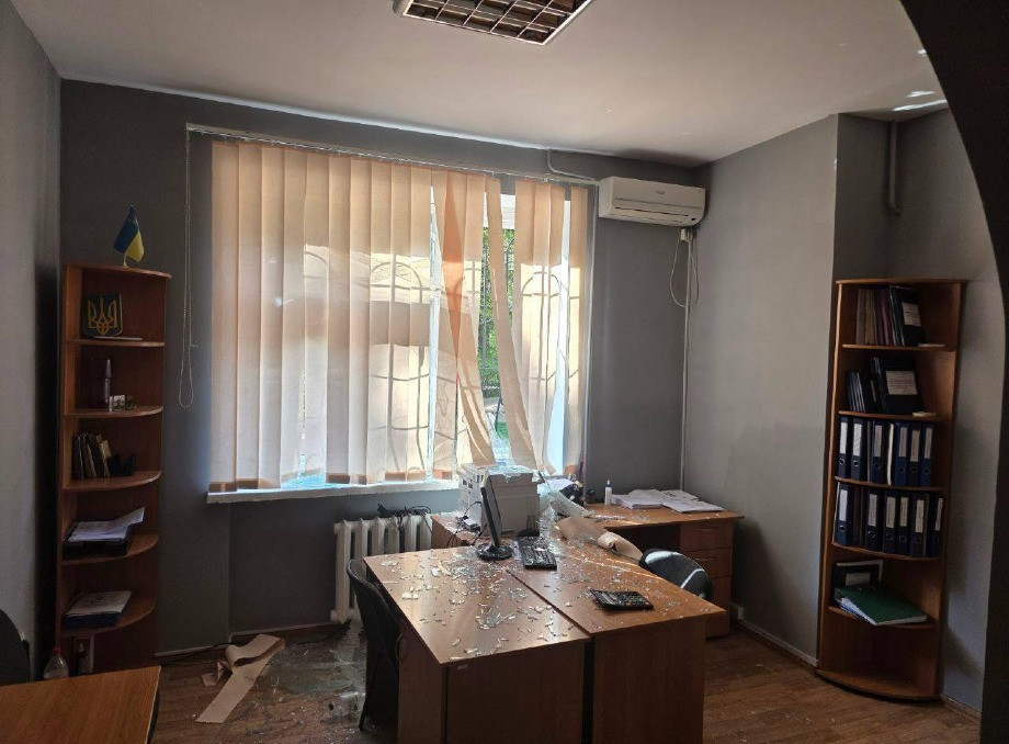 У Сумах пошкоджено будівлю управління юстиції після атаки "шахедів"