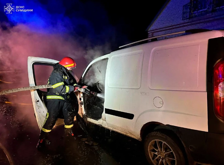 В Охтирці рятувальники загасили пожежу авто (відео)