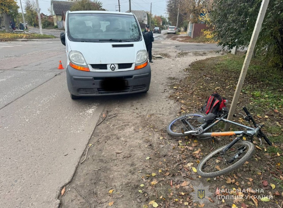 У Глухові велосипедист потрапив під колеса мікроавтобуса та отримав перелом ребер