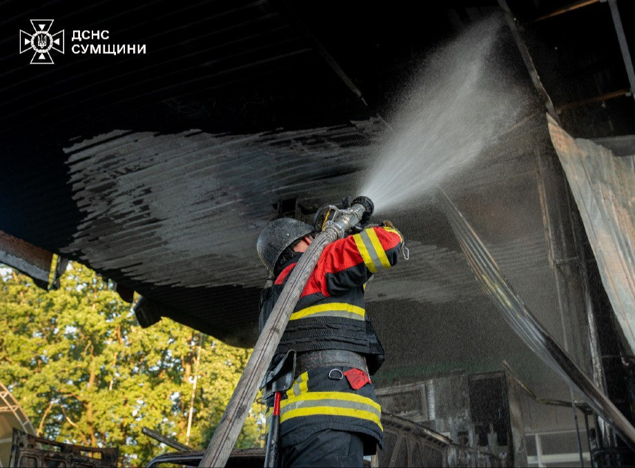 Рятувальники ліквідували пожежу на атакованій росіянами АЗС у Сумах