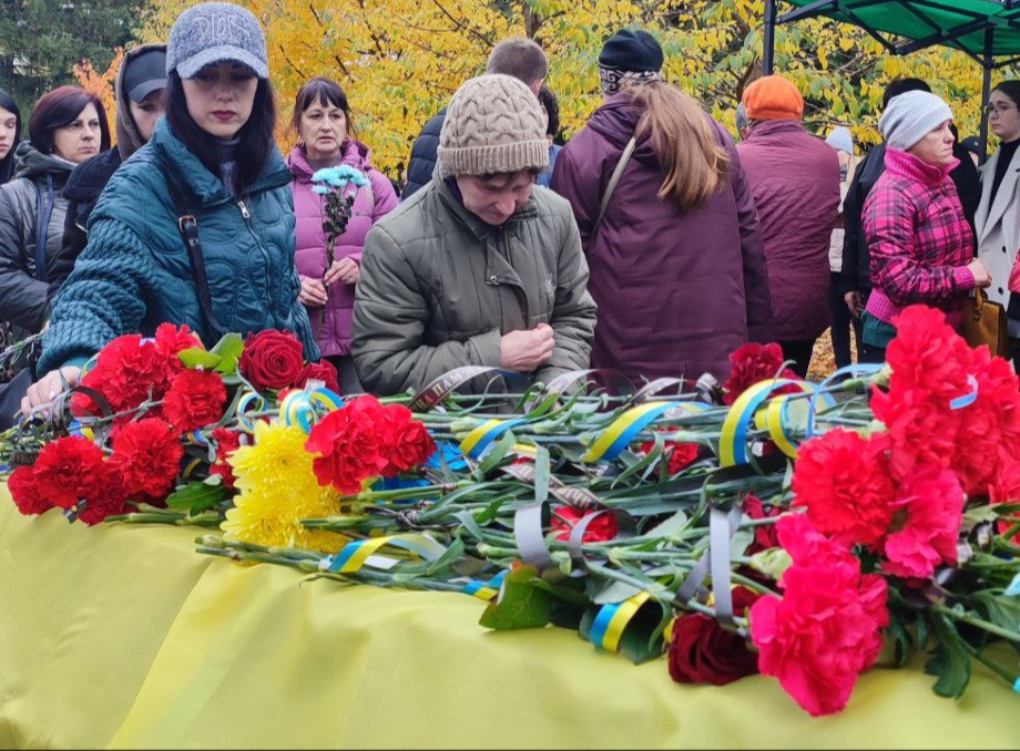 У Шостці провели в останню путь захисника Дмитра Левченка, який зник безвісти у грудні 2024 року