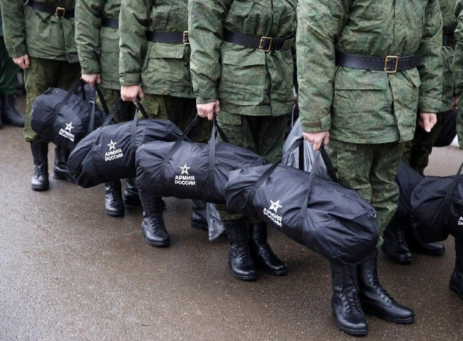 У росії запровадили цілорічний призов і залучатимуть резервістів для охорони НПЗ