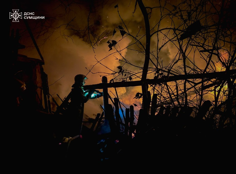 Рятувальники показали, як гасили пожежу після ворожої атаки на Тростянечину (відео)