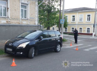 У Глухові водій Peugeot збив велосипедистку: жінку госпіталізовано
