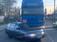 У Сумах жінка на ВАЗі спричинила зіткнення з вантажівкою (відео)
