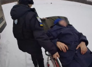 Рятувальний рейс під обстрілами: поліцейські евакуювали 86-річну жінку з прикордоння Білопільщини