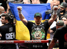 Усик після перемоги підняв прапор із підписами українських ветеранів