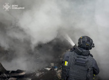 росіяни знову вдарили по Шосткинській громаді: рятувальники гасили пожежу під загрозою повторних атак