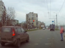У Сумах патрульні оштрафували водія, який проїхав на червоне світло прямо перед ними