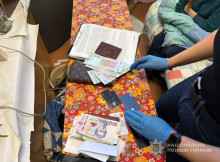 У Сумах затримали жінку, яка організовувала фіктивні шлюби для виїзду чоловіків за кордон