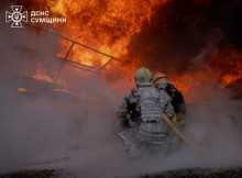 Рятувальники ліквідували масштабні пожежі у Сумах після серії ударів по промзоні