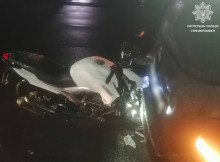 У Сумах 18-річний мотоцикліст врізався у припаркований автомобіль