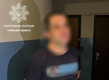 У Сумах патрульні затримали чоловіка, який напав з ножем на жінку