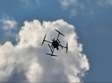 На Сумщині ворожий дрон атакував службовий автомобіль енергетиків: є поранений