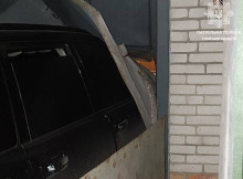 У Сумах нетверезий водій без прав протаранив паркан та ворота гаража