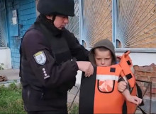 Евакуація із Середино-Будської громади: поліцейські «Білого янгола» вивезли родину з дітьми та літню жінку