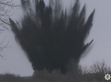 Небезпечна знахідка у полі: збита ворожа крилата ракета розвалилася на фрагменти неподалік населеного пункту