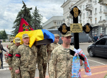 У Сумах провели в останню путь загиблого на Курщині прикордонника Олександра Шаповала
