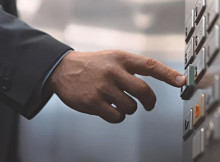 У пошкоджених багатоповерхівках Сум частково відновили роботу ліфтів