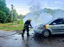 У Лебедині рятувальники врятували від вогню Volkswagen Touran