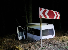 У Сумському районі 59-річний водій мікроавтобусу не впорався з керуванням і врізався в дерево в кюветі