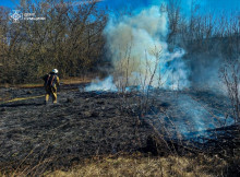 Масштабна пожежа в Конотопі: вогнеборці захистили житлові будинки від вогню на відкритій території
