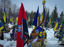 Наруга над могилою захисника в Сумах: поліція викрила зловмисника, який вкрав прапор з Алеї Слави