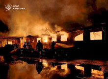 Нічна атака на Шостку: рятувальники ліквідували масштабну пожежу на площі 1500 квадратів