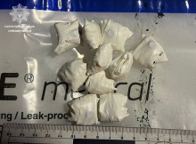 У Сумах затримали чоловіка зі згортками наркотиків