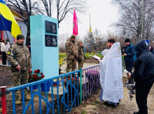 Пам'ять про Героя: у ліцеї на Кролевеччині відкрили меморіальну дошку на честь 18-річного Дениса Дубровіна