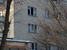 Наслідки ворожих влучань у Сумах: пошкоджено багатоповерхівку та приватний будинок