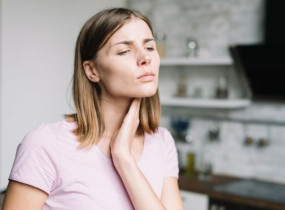 При болю в горлі: п'ять груп продуктів, яких варто уникати, щоб не посилити подразнення