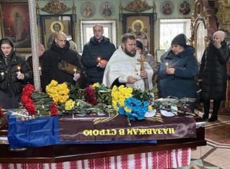 Повернувся «на щиті» через два роки невідомості: Суми попрощалися з воїном Олександром Бондарем