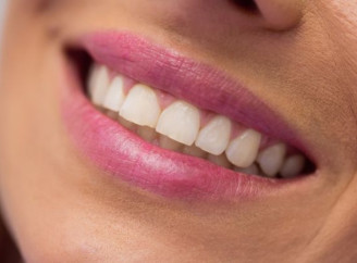 Просте полоскання замість негайного чищення: як зберегти зуби після солодощів