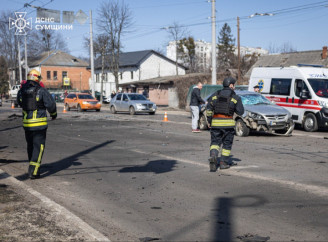 ДСНСники надавали допомогу постраждалим на місці ворожого удару в Сумах