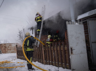 Пожежа на Білопільському шляху: у Сумах згорів дерев’яний будинок (відео)
