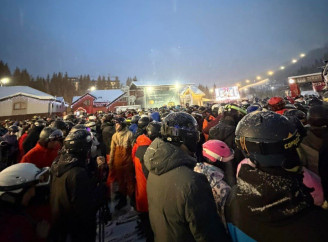 Натовпи у Буковелі: туристи скаржаться на довжелезні черги до підйомників
