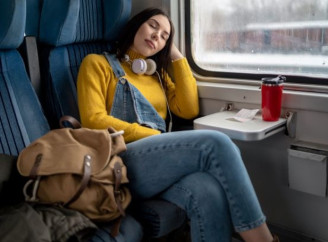 Сон у поїзді та автобусі: прості прийоми, які допоможуть швидко відпочити у дорозі