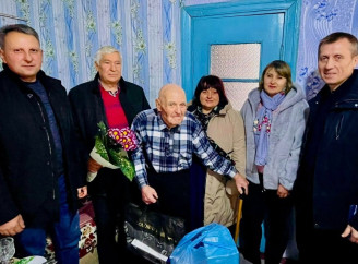 У Кролевецькій громаді привітали 100-річного ветерана освіти