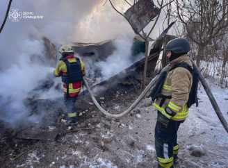 Рятувальники ліквідували пожежу в Лебединській громаді після ворожого удару (відео)