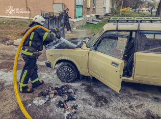 У Конотопі посеред вулиці загорілася автівка: вогнеборці оперативно приборкали полум’я