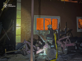 Пожежа після обстрілу: рятувальники ліквідували наслідки влучання у Тростянецькій громаді