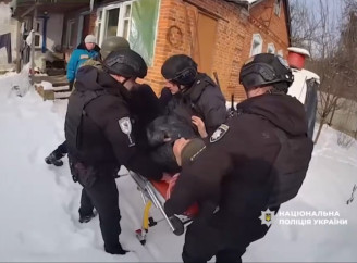 Поліцейські врятували 72-річного чоловіка з прикордоння, до якого не могла доїхати «швидка»