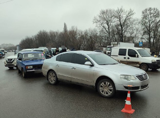Ланцюгова аварія на Засумській: через недотримання дистанції водійкою зіткнулися три автівки