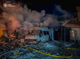 Атака по житловому масиву та загроза повторних ударів: рятувальники розповіли про наслідки обстрілів Сумщини