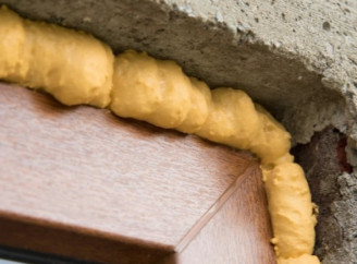 Как выбрать монтажную пену: по сезону, объёму и цели 