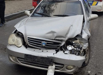 На вулиці Іллінській водій Geely врізався у Honda і сам потрапив до лікарні