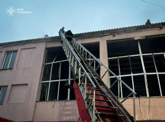 Рятувальники гасили масштабну пожежу у Шостці після ворожого удару по спортшколі