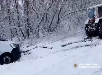 Евакуація крізь замети: на Сумщині поліцейські вивезли із прикордоння двох пенсіонерок