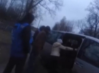 Поліцейські вивезли останніх жителів із села Хлібороб, що на кордоні з росією